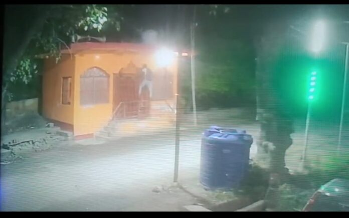 चोरी करने घुसता चोर एक दिलचस्प कहानी है