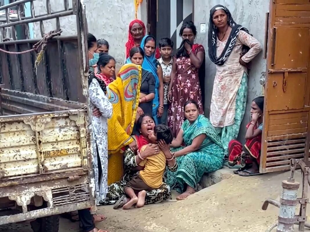 घर के बाहर विलाप करती मृतका पूजा की मां संगीता व उपस्थित अन्य महिलाएं। घर के बाहर विलाप करती मृतका पूजा की मां संगीता