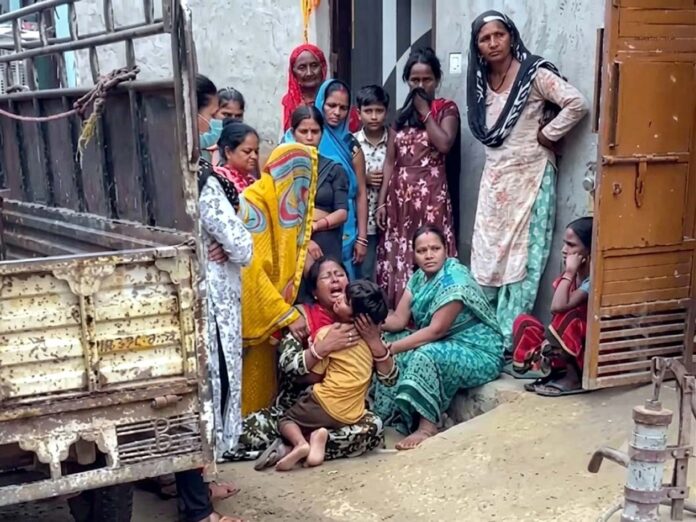 घर के बाहर विलाप करती मृतका पूजा की मां संगीता