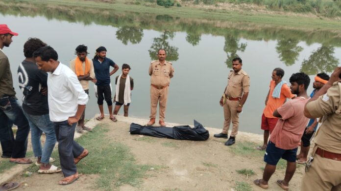 भीड़ घटना स्थल पर जमा हो रही है