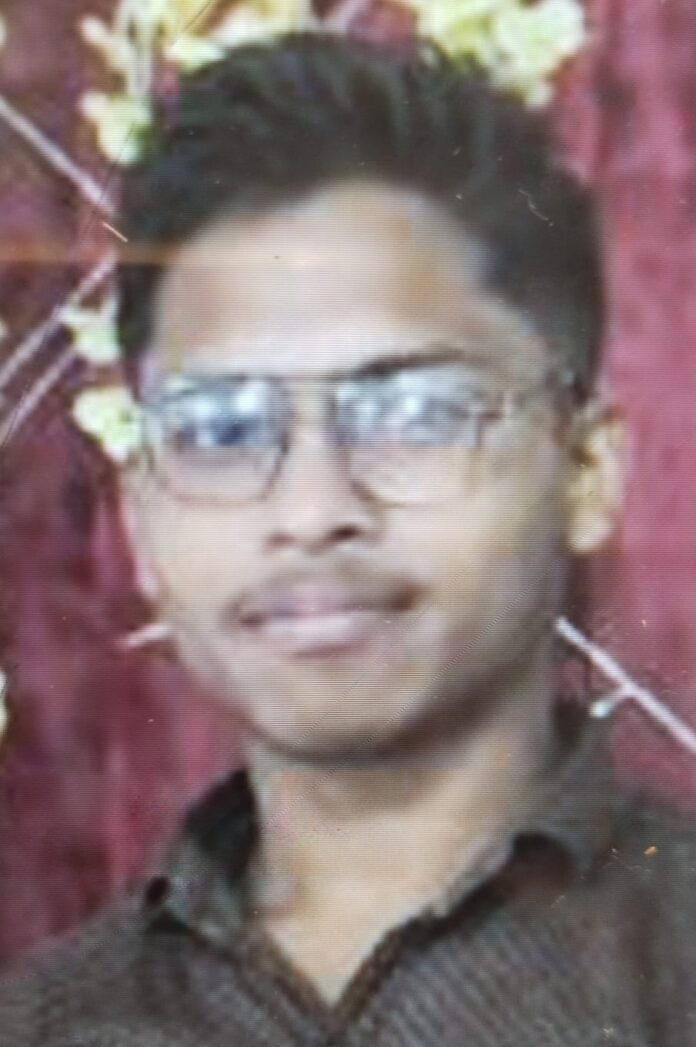 मृतक युवक की फाइल फोटो निकाली गई है मृतक युवक की फाइल फोटो निकाली गई है