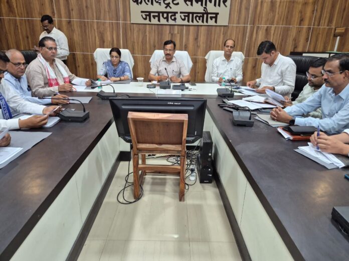 जिलाधिकारी अधिकारियों के साथ बैठक