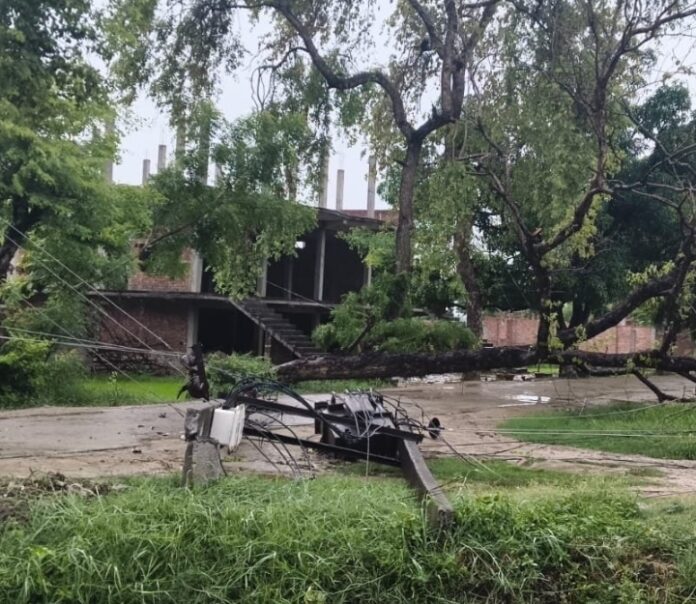 भारत में ट्रांसफार्मर टूटने की तस्वीर भारत में ट्रांसफार्मर टूटने की तस्वीर