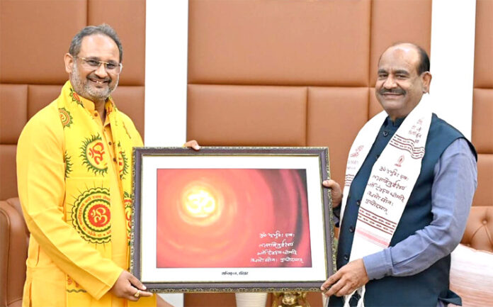 लोकसभा स्पीकर से भेंट करते डा. चिन्मय पण्ड्या लोकसभा स्पीकर से भेंट करते डा. चिन्मय पण्ड्या