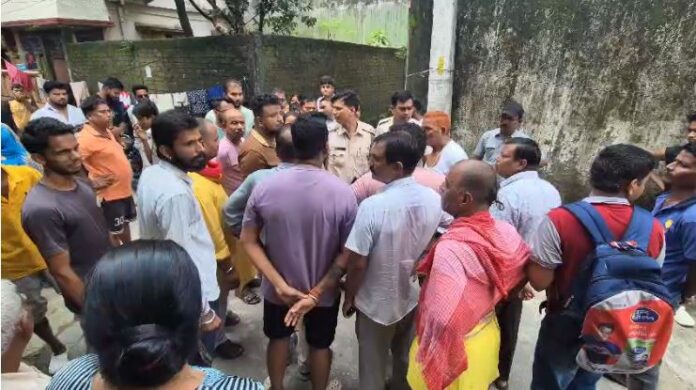पुलिस घटनास्थल पर बातचीत करती है