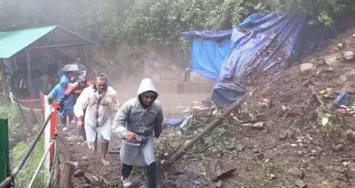 तरह गिरा मलवा की तस्वीर तरह गिरा मलवा की तस्वीर