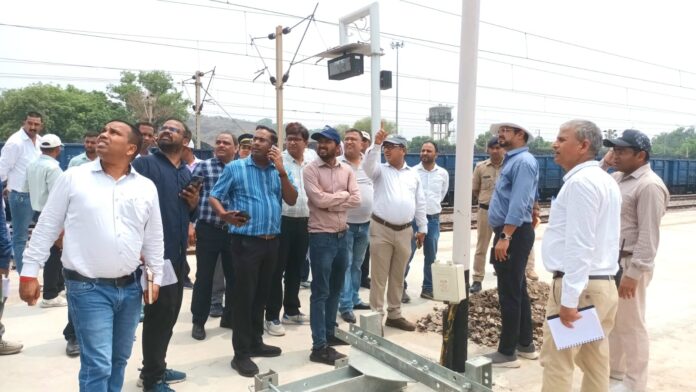 उत्तर मध्य रेलवे स्टेशन निरीक्षण करते रजनीश अग्रवाल
