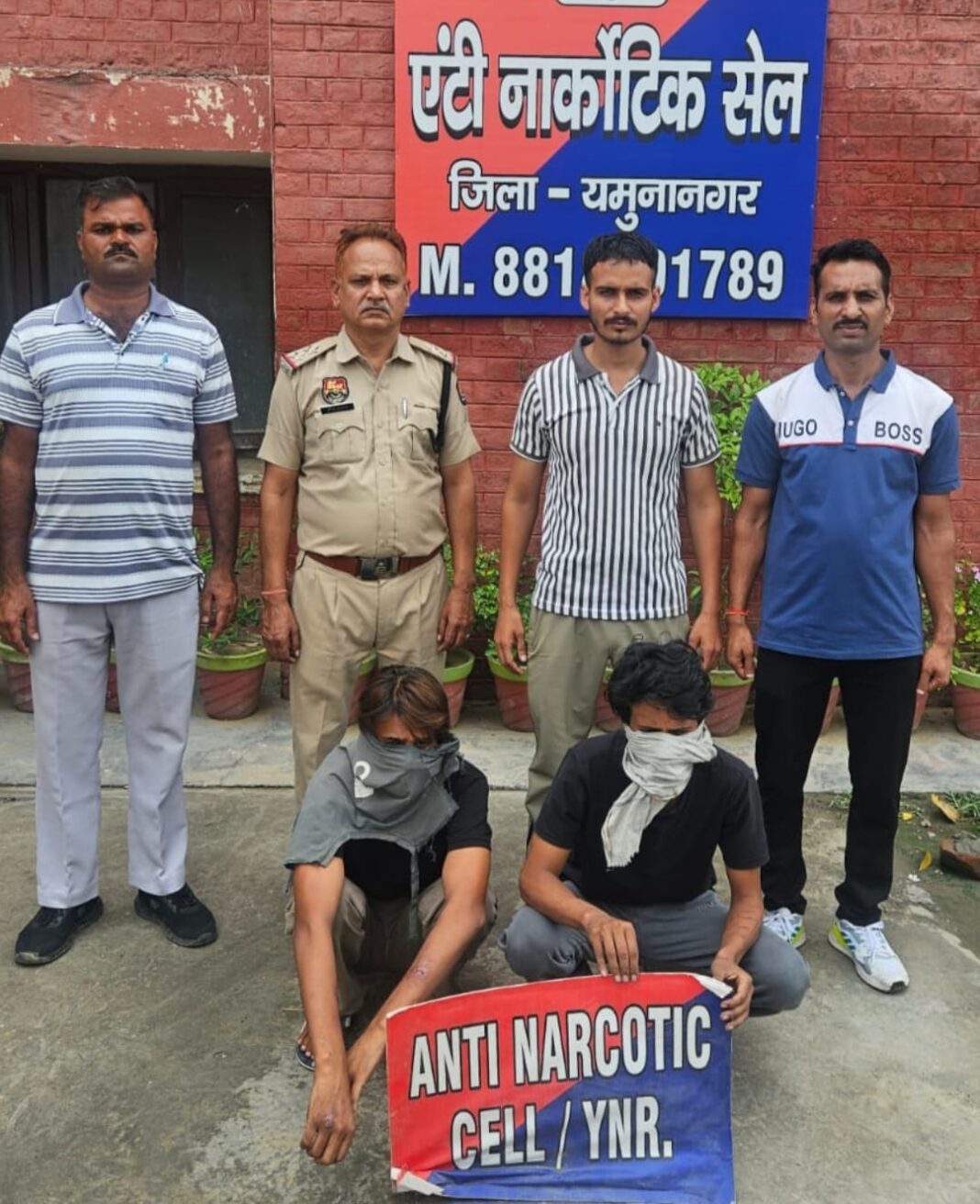 पुलिस गिरफ्त में नशा तस्करी के दोनों आरोपी पकड़े गए हैं पुलिस गिरफ्त में नशा तस्करी के दो आरोपी
