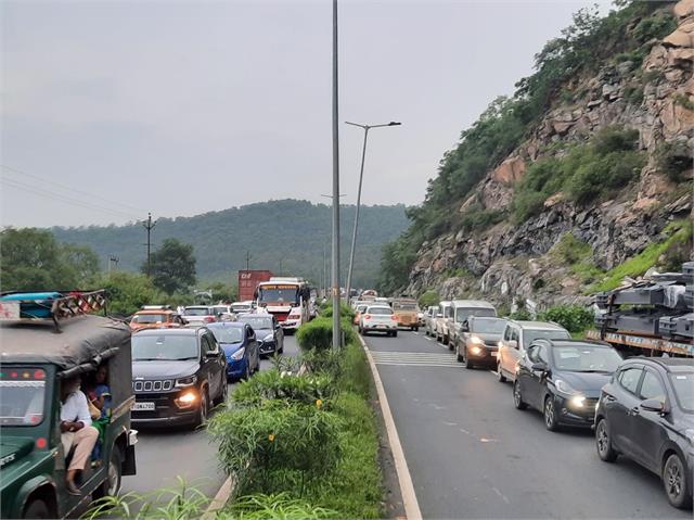 चुट्टूपालू घाटी में जाम का फाइल फोटो हुआ वायरल चुट्टूपालू घाटी में जाम का फाइल फोटो हुआ वायरल