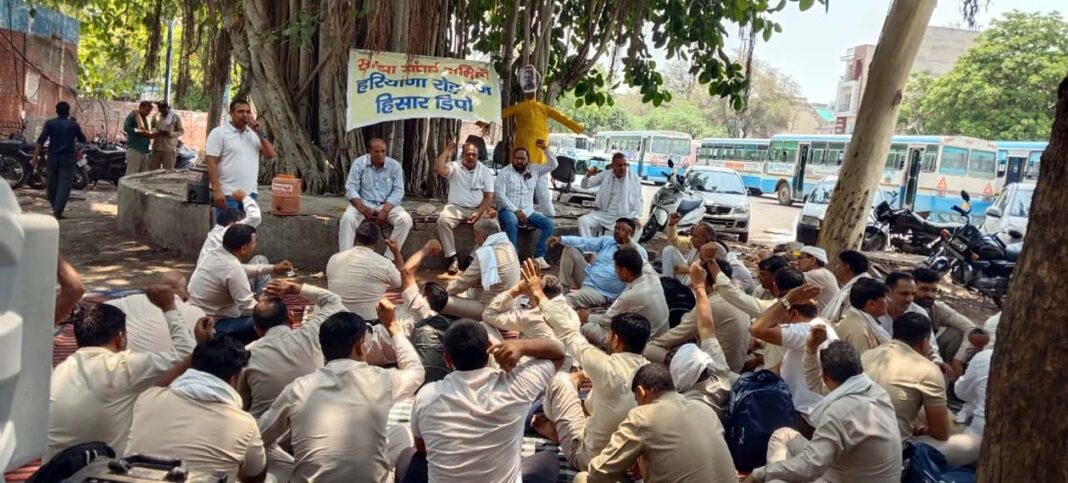 कर्मचारी नेता धरने को संबोधित करते हुए बड़े ऐलान की तैयारी कर्मचारी धरने का संबोधन