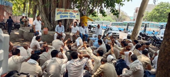 कर्मचारी धरने का संबोधन
