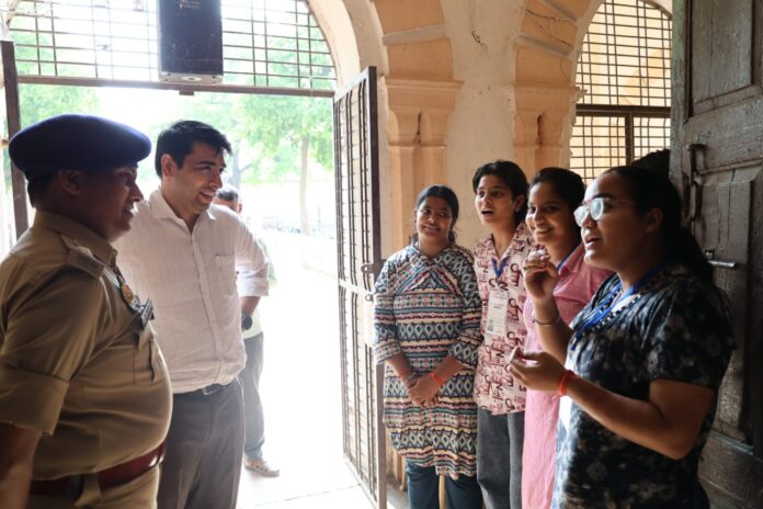 जिलाधिकारी अतुल वत्स पुलिस अधीक्षक चिरंजीव नाथ सिन्हा जिलाधिकारी अतुल वत्स पुलिस अधीक्षक चिरंजीव नाथ सिन्हा