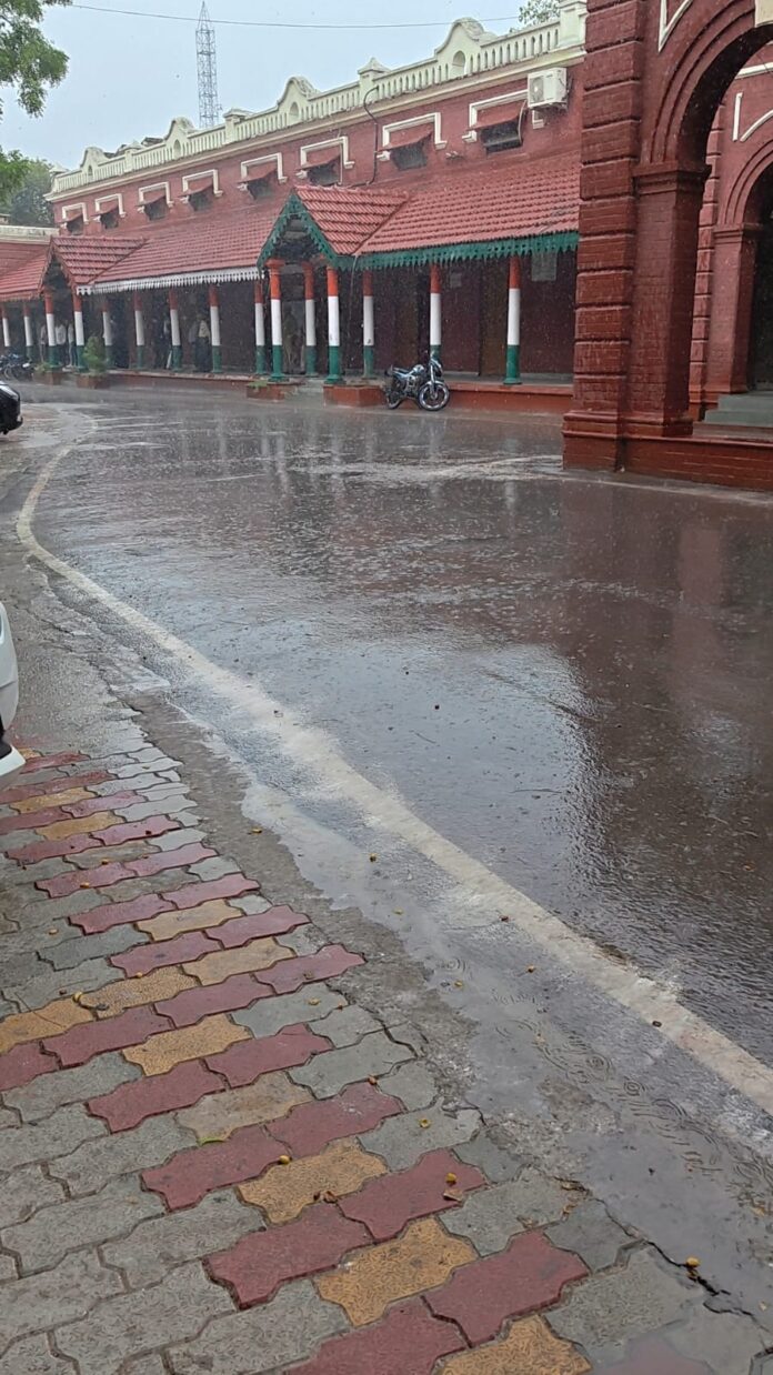 बारिश से सड़क पर पानी फैल गया है