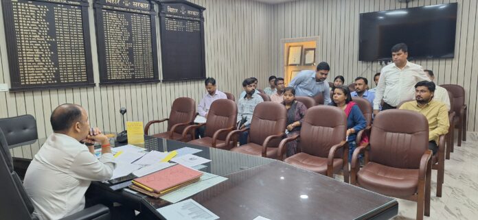 डीएम की बैठक और विकास कार्यों डीएम की बैठक और विकास कार्यों
