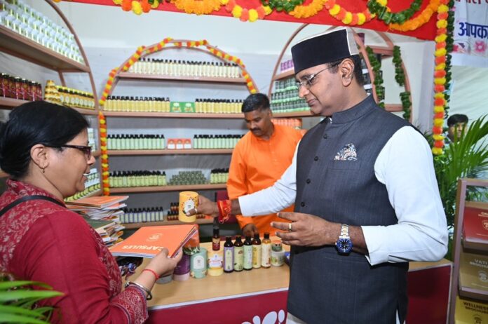मंत्री सहकारी प्रदर्शनी का अवलोकन
