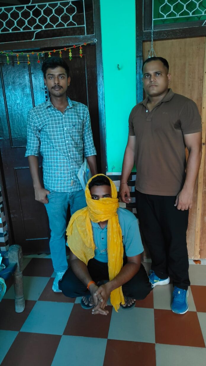 पुलिस गिरफ्त में आरोपित आशीष की फोटो