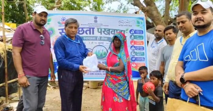 किट बांटते अधिकारी का कार्यालय किट बांटते अधिकारी का कार्यालय