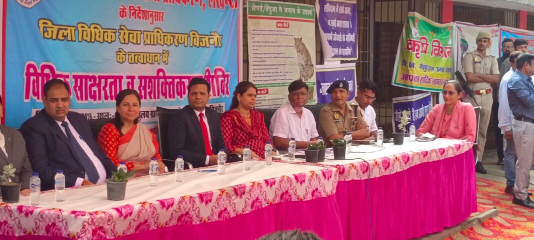 मंचासीन अधिकारी की भूमिका और जिम्मेदारियों का विश्लेषण मंचासीन अधिकारी की भूमिका और जिम्मेदारियों का विश्लेषण