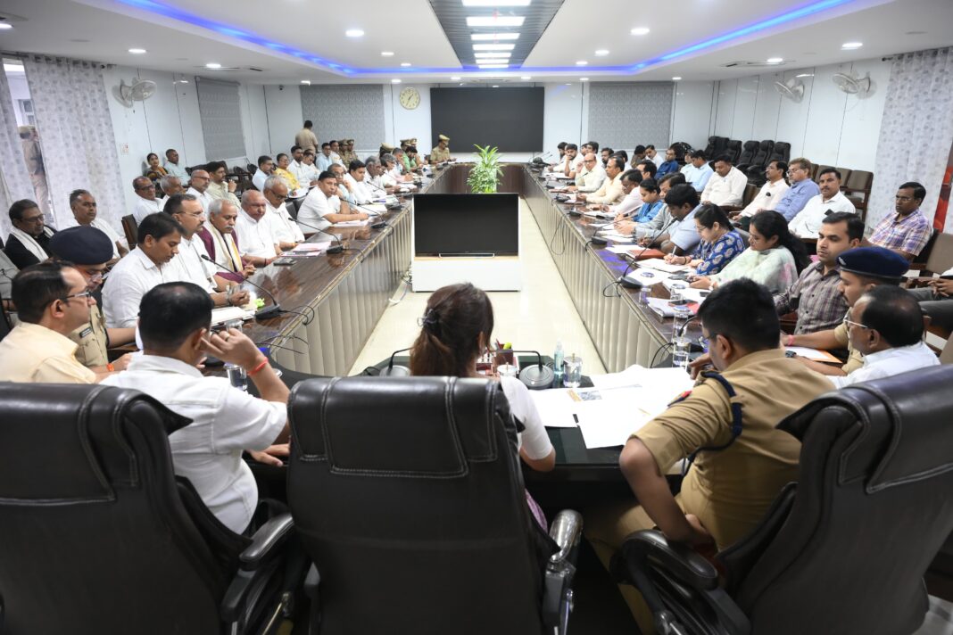 जिला अधिकारी कलेक्ट्रेट सभागार में बैठक लेते हैं जिला अधिकारी कलेक्ट्रेट सभागार में बैठक