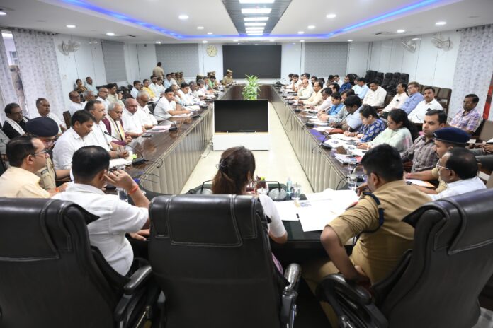 जिला अधिकारी कलेक्ट्रेट सभागार में बैठक