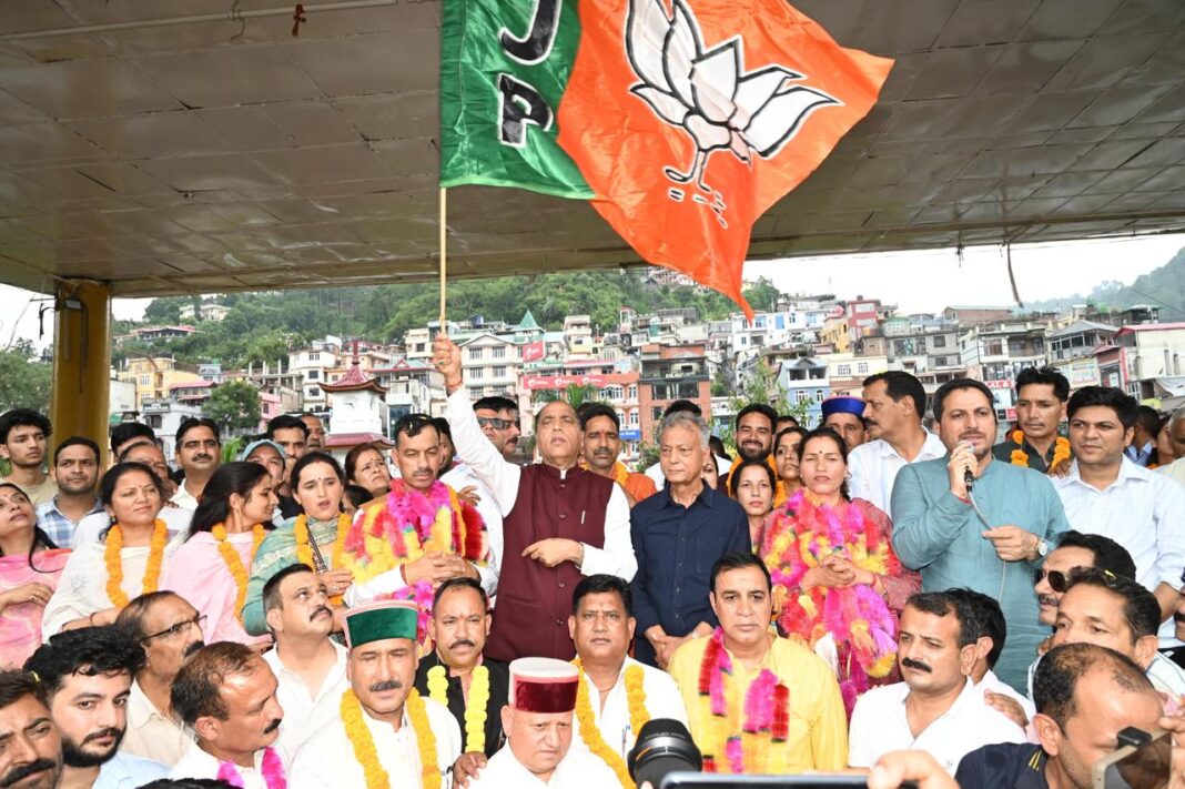 सेरी मंच पर जीत का जश्न मनाते हुए जयराम व अन्य की तस्वीरें जयराम सेरी मंच पर जीत का जश्न
