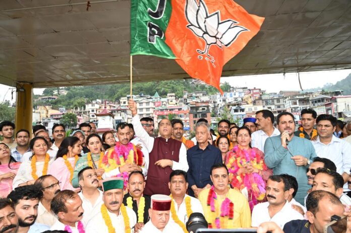 जयराम सेरी मंच पर जीत का जश्न