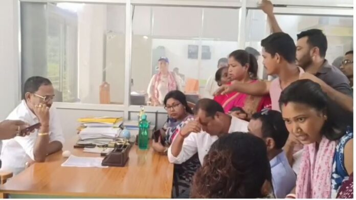 प्रदर्शनकारी उपप्रधान पर अंडा फेंकते हुए