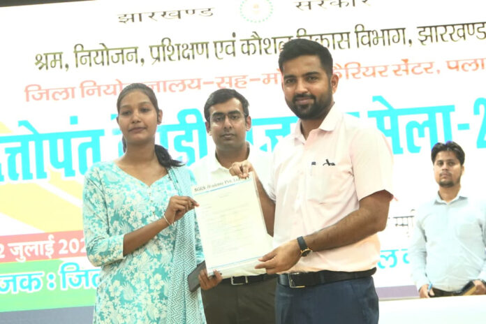 अभ्यर्थियों को ऑफर लेटर सौंपते उपायुक्त अभ्यर्थियों को ऑफर लेटर सौंपते उपायुक्त