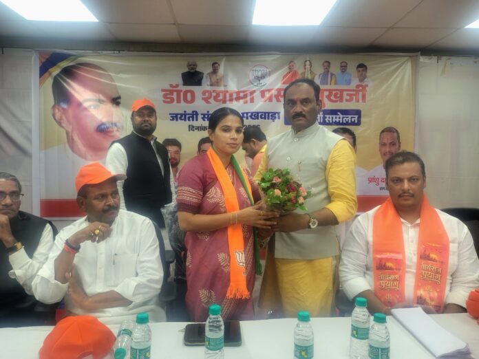 भाजपा प्रदेश उपाध्यक्ष पूजा पाल और संजय गुप्ता का फोटो
