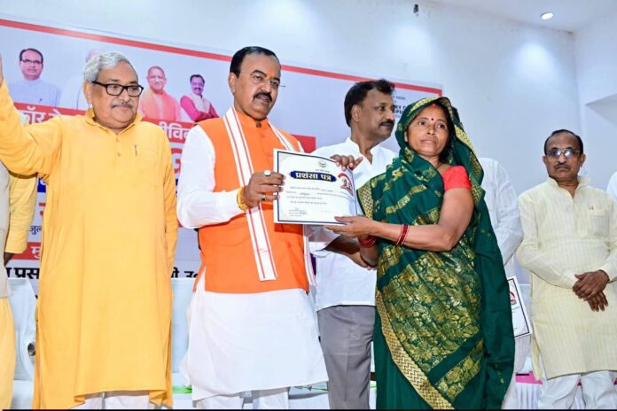 उपमुख्यमंत्री लाभार्थियों को स्वीकृति पत्र देते हुए