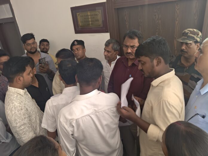 छात्र नेता ज्ञापन सौंपते हुए