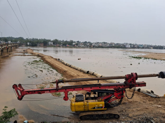 कोयल नदी में जलस्तर बढ़ने से मशीनें कोयल नदी में जलस्तर बढ़ने से मशीनें