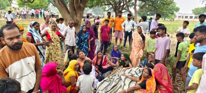 मृतक का शव सड़क पर रखकर बैठे ग्रामीण मृतक का शव सड़क पर रखकर बैठे ग्रामीण