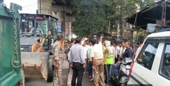 नगर निगम का अतिक्रमण हटाने का अभियान नगर निगम का अतिक्रमण हटाने का अभियान