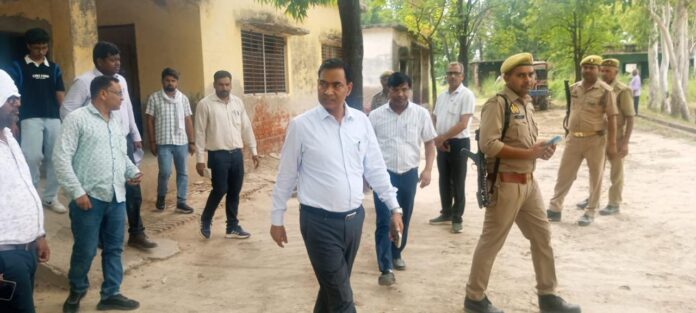 जिला अधिकारी निरीक्षण करते हुए फोटो