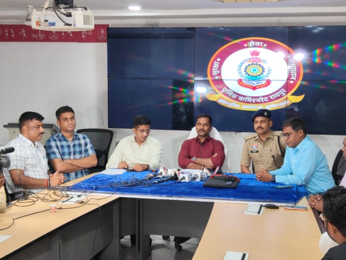 पुलिस क्राइम खुलासा करते हुए पुलिस क्राइम खुलासा करते हुए