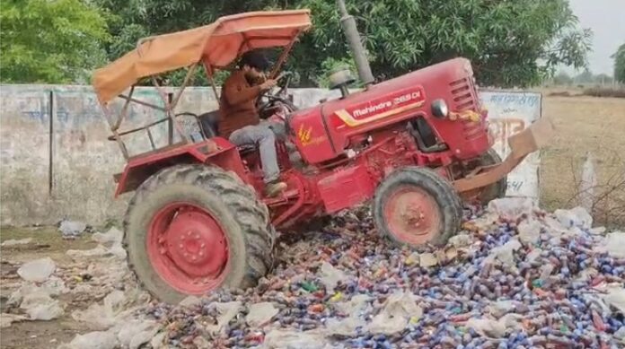 नकली कोल्ड ड्रिंक को नष्ट करता ट्रैक्टर वीडियो नकली कोल्ड ड्रिंक को नष्ट करता ट्रैक्टर वीडियो
