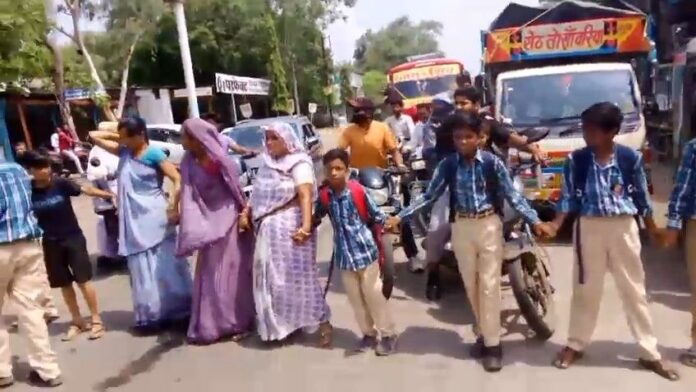 बेरछा रोड पर चक्काजाम करने पहुंचे विद्यार्थी व अभिभावक