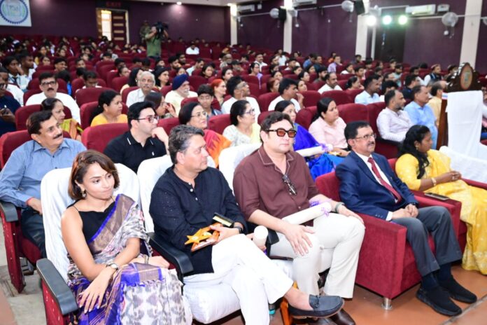 कार्यक्रम में मौजूद लोगों की सूची कार्यक्रम में मौजूद लोगों की सूची
