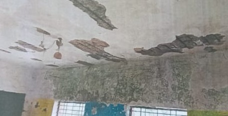 ग्राम अटंग स्कूल की जर्जर छत ग्राम अटंग स्कूल की जर्जर छत