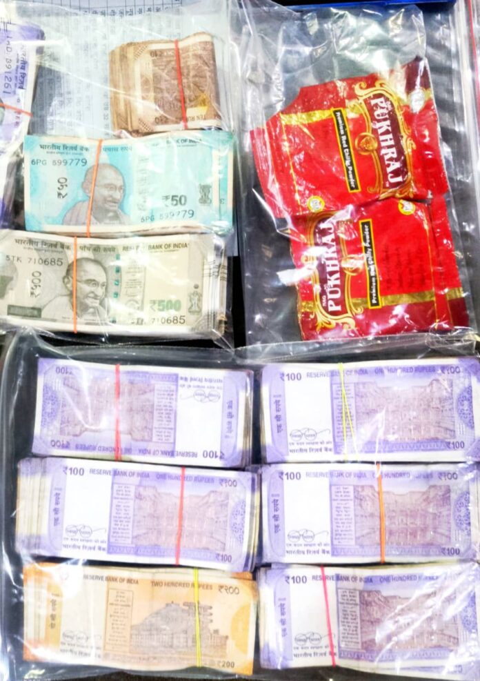एक लाख रुपए से भरा बैग एक लाख रुपए से भरा बैग