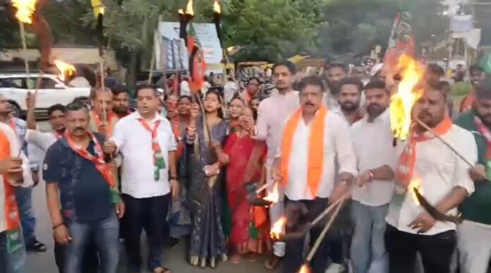 भाजपा मशाल जुलूस नेता राजनीति