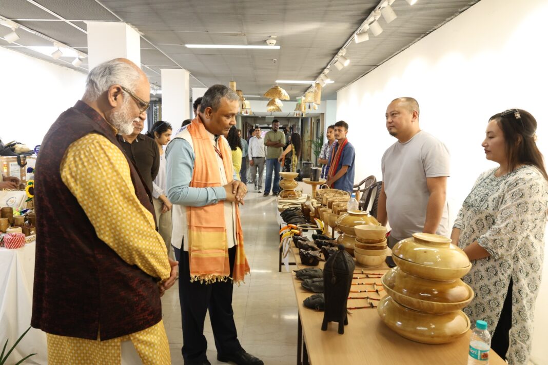 सूचना एवं प्रसारण मंत्रालय के सचिव और आईजीएनसीए के सदस्य सचिव मौजूद थे सचिव आईजीएनसीए सदस्य सचिव