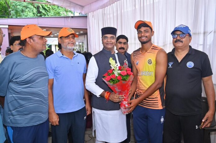अनिमेष को मंत्री सारंग ने दी शुभकामनाएं अनिमेष को मंत्री सारंग ने दी शुभकामनाएं