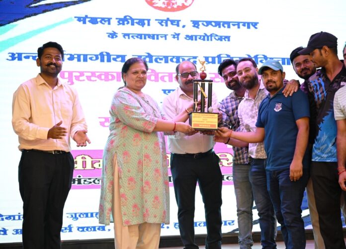 इज्जतनगर मंडल सम्मान समारोह में खिलाड़ियों को पदक इज्जतनगर मंडल सम्मान समारोह में खिलाड़ियों को पदक