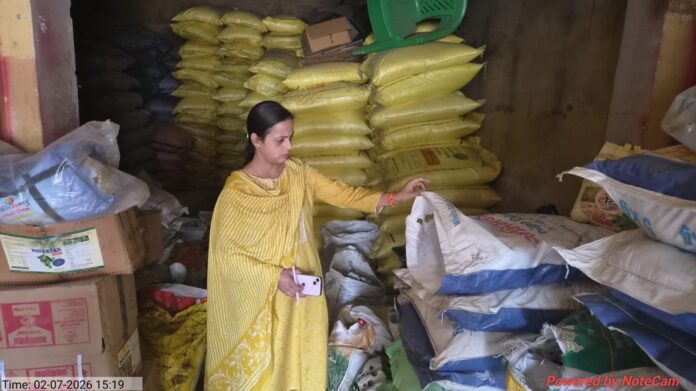 जिला कृषि अधिकारी ऋतुषा तिवारी निरीक्षण करतीं जिला कृषि अधिकारी ऋतुषा तिवारी निरीक्षण करतीं