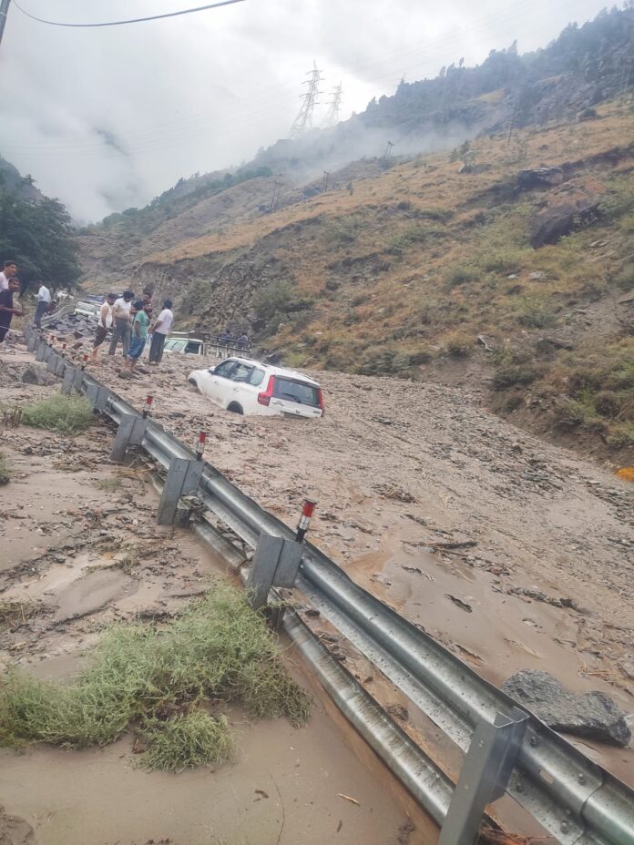 मलबे में दबे वाहन की तस्वीरें मलबे में दबे वाहन की तस्वीरें
