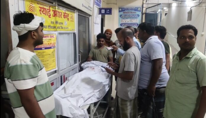 अररिया फोटो: सदर अस्पताल में शव और परिजनों अररिया फोटो: सदर अस्पताल में शव और परिजनों