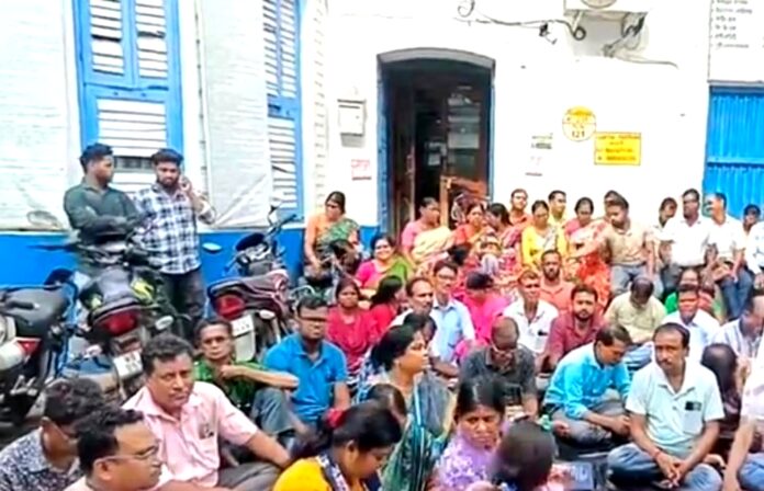 कार्यालय परिसर के बाहर काम करते हैं कार्यालय परिसर के बाहर काम करते हैं