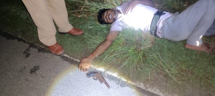 पुलिस गिरफ्त में आरोपित की तस्वीर पुलिस गिरफ्त में आरोपित की तस्वीर